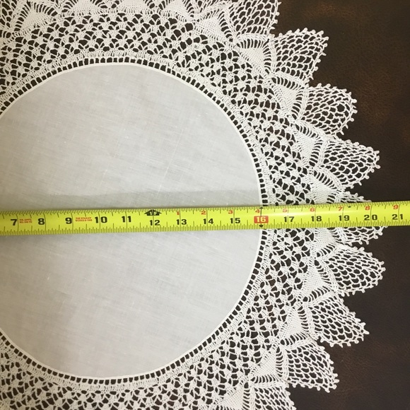 Vintage Round Tablecloth Doily Centerpiece Vase Lamp Dresser Scarf Crochet Lace - Picture 3 of 5